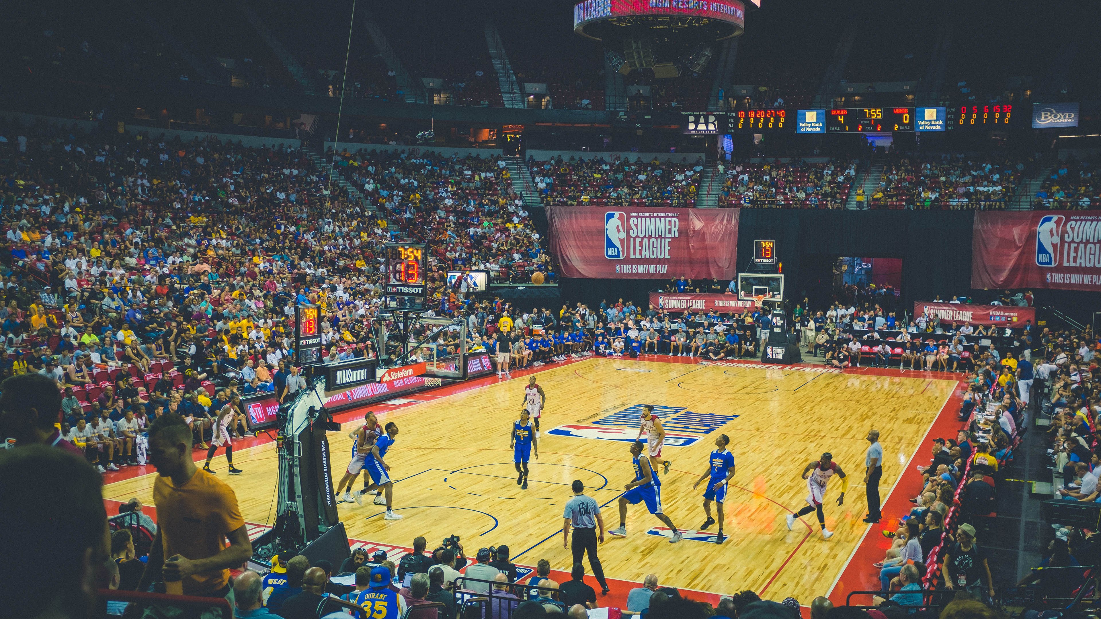 游泳比赛出现精彩冲刺